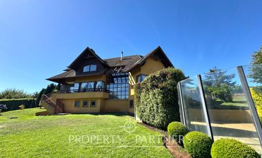 Hermosa propiedad en condominio Lomas del Carmen, con inmejorable vista.