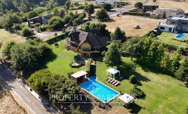 Hermosa propiedad en condominio Lomas del Carmen, con inmejorable vista.