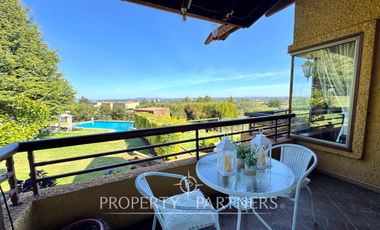 Hermosa propiedad en condominio Lomas del Carmen, con inmejorable vista.