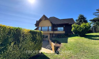 Hermosa propiedad en condominio Lomas del Carmen, con inmejorable vista.