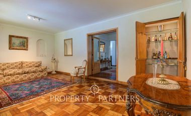 Amplia casa remodelada en venta cercana a metro Inés de Suárez, Providencia