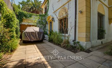 Amplia casa remodelada en venta cercana a metro Inés de Suárez, Providencia