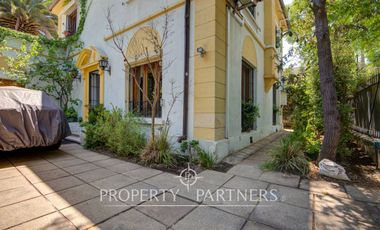 Amplia casa remodelada en venta cercana a metro Inés de Suárez, Providencia
