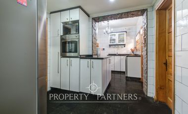 Amplia casa remodelada en venta cercana a metro Inés de Suárez, Providencia