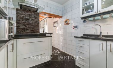 Amplia casa remodelada en venta cercana a metro Inés de Suárez, Providencia