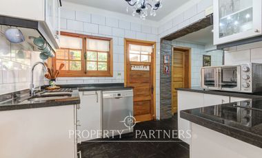 Amplia casa remodelada en venta cercana a metro Inés de Suárez, Providencia