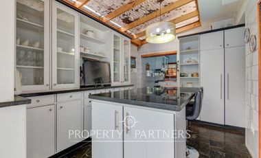 Amplia casa remodelada en venta cercana a metro Inés de Suárez, Providencia