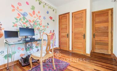 Amplia casa remodelada en venta cercana a metro Inés de Suárez, Providencia
