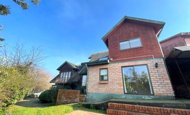 En arriendo gran  casa en  condominio