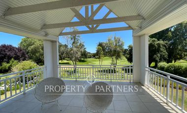 Casa de dos pisos con vista a cancha de golf condominio Las Brisas