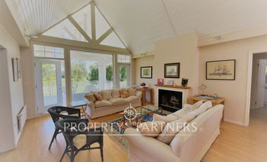 Casa de dos pisos con vista a cancha de golf condominio Las Brisas