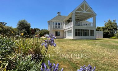 Casa de dos pisos con vista a cancha de golf condominio Las Brisas