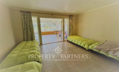 Casa de dos pisos con vista a cancha de golf condominio Las Brisas