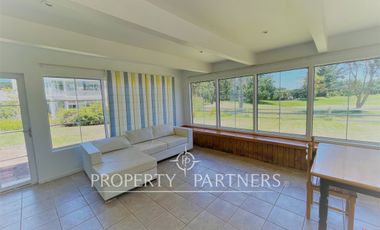 Casa de dos pisos con vista a cancha de golf condominio Las Brisas