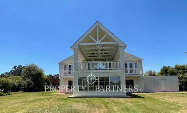 Casa de dos pisos con vista a cancha de golf condominio Las Brisas