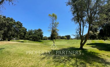 Casa de dos pisos con vista a cancha de golf condominio Las Brisas