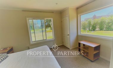 Casa de dos pisos con vista a cancha de golf condominio Las Brisas