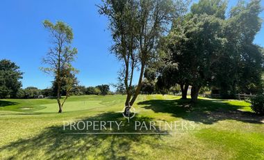 Casa de dos pisos con vista a cancha de golf condominio Las Brisas