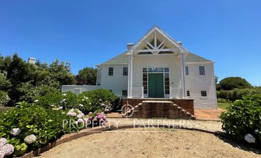Casa de dos pisos con vista a cancha de golf condominio Las Brisas