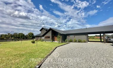 Se vende hermosa casa en parcela de 5.000 mts2 con recepción municipal