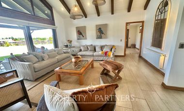 Se vende hermosa casa en parcela de 5.000 mts2 con recepción municipal