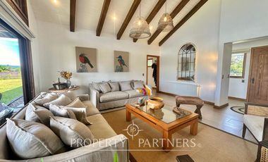 Se vende hermosa casa en parcela de 5.000 mts2 con recepción municipal