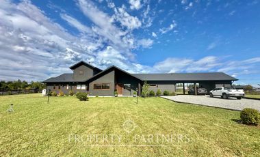 Se vende hermosa casa en parcela de 5.000 mts2 con recepción municipal