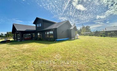 Se vende hermosa casa en parcela de 5.000 mts2 con recepción municipal