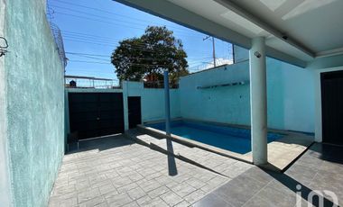 CASA CON ALBERCA EN VENTA EN COLONIA EL RETIRO