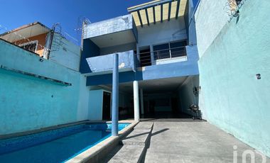 CASA CON ALBERCA EN VENTA EN COLONIA EL RETIRO
