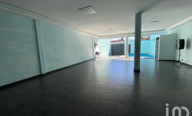 CASA CON ALBERCA EN VENTA EN COLONIA EL RETIRO
