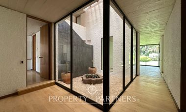 Gran casa mediterránea con amplio jardín cercana a Colegio Newland