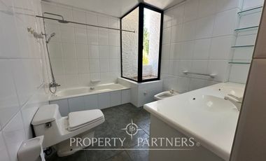 Gran casa mediterránea con amplio jardín cercana a Colegio Newland