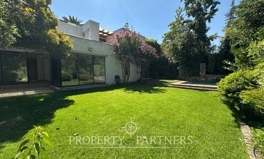 Gran casa mediterránea con amplio jardín cercana a Colegio Newland