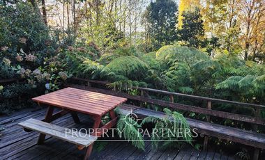 Dos casas en terreno urbano con vista al lago y volcán