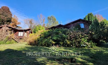 Dos casas en terreno urbano con vista al lago y volcán