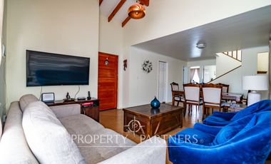 Amplia casa de dos pisos que  colinda con el interior, ubicada en Condominio Portal del Valle