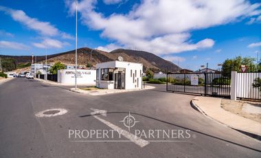 Amplia casa de dos pisos que  colinda con el interior, ubicada en Condominio Portal del Valle