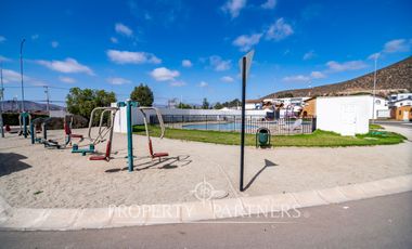 Amplia casa de dos pisos que  colinda con el interior, ubicada en Condominio Portal del Valle