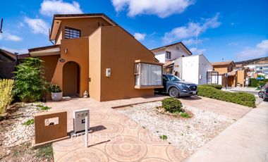 Amplia casa de dos pisos que  colinda con el interior, ubicada en Condominio Portal del Valle