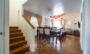 Amplia casa de dos pisos que  colinda con el interior, ubicada en Condominio Portal del Valle