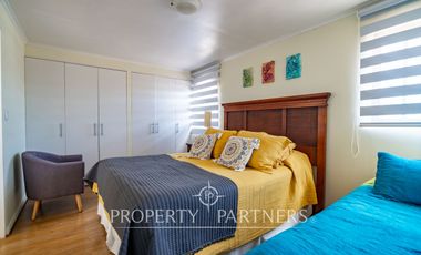 Amplia casa de dos pisos que  colinda con el interior, ubicada en Condominio Portal del Valle