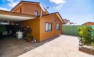 Amplia casa de dos pisos que  colinda con el interior, ubicada en Condominio Portal del Valle