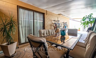 Amplia casa de dos pisos que  colinda con el interior, ubicada en Condominio Portal del Valle