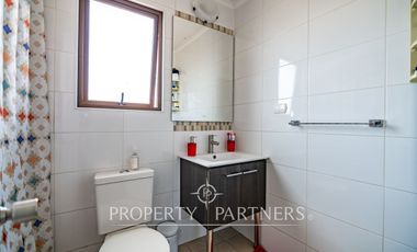 Amplia casa de dos pisos que  colinda con el interior, ubicada en Condominio Portal del Valle