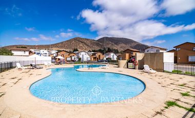 Amplia casa de dos pisos que  colinda con el interior, ubicada en Condominio Portal del Valle