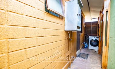 Amplia casa de dos pisos que  colinda con el interior, ubicada en Condominio Portal del Valle