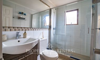 Amplia casa de dos pisos que  colinda con el interior, ubicada en Condominio Portal del Valle