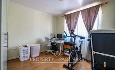 Amplia casa de dos pisos que  colinda con el interior, ubicada en Condominio Portal del Valle