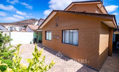 Amplia casa de dos pisos que  colinda con el interior, ubicada en Condominio Portal del Valle